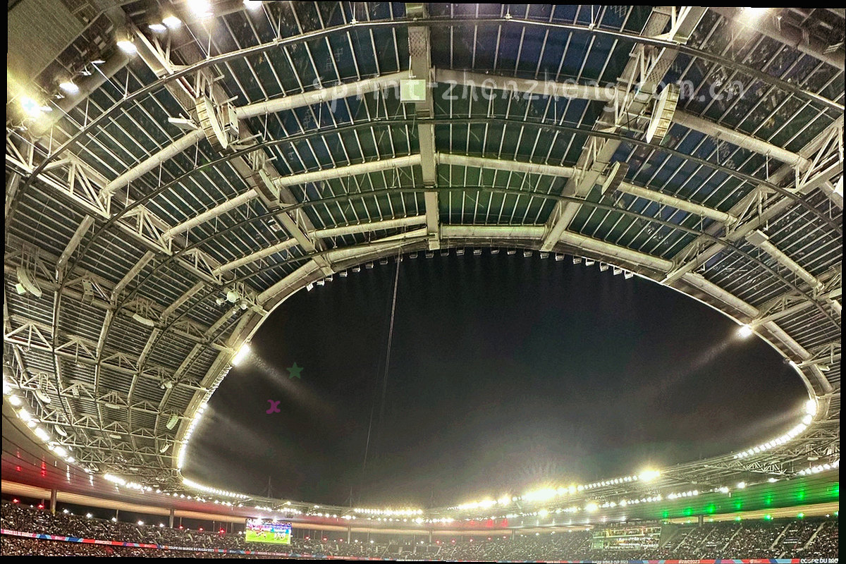夜间球场局部光影与荧光数据轨迹交叠的抽象画面